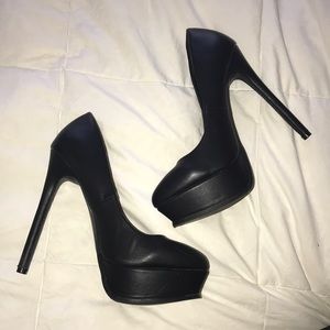 Black pumps